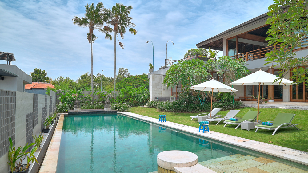 Villa Aiko - Calming pool and garden lawn